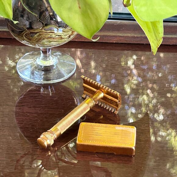 Vintage Gillette Gold Safety Razor Set w/ Blade Case & Blades - Picture 15 of 15